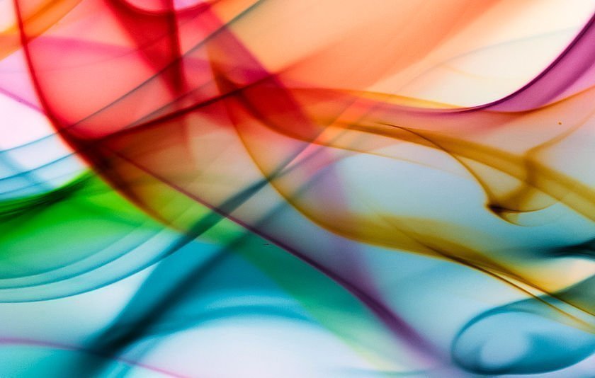 Ineinander fließende bunte Rauchwolken