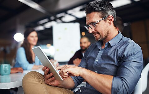 Mann hält Tablet in der Hand Mann hält Tablet in der Hand