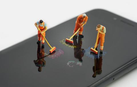 Drei Figuren in orangenen Latzhosen kehren drei Apps von einer Smartphone-Oberfläche.