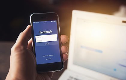 Facebook-Startseite auf einem Smartphone
