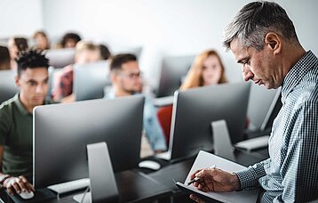 Schulklasse mit Bildschirmen im Klassenzimmer