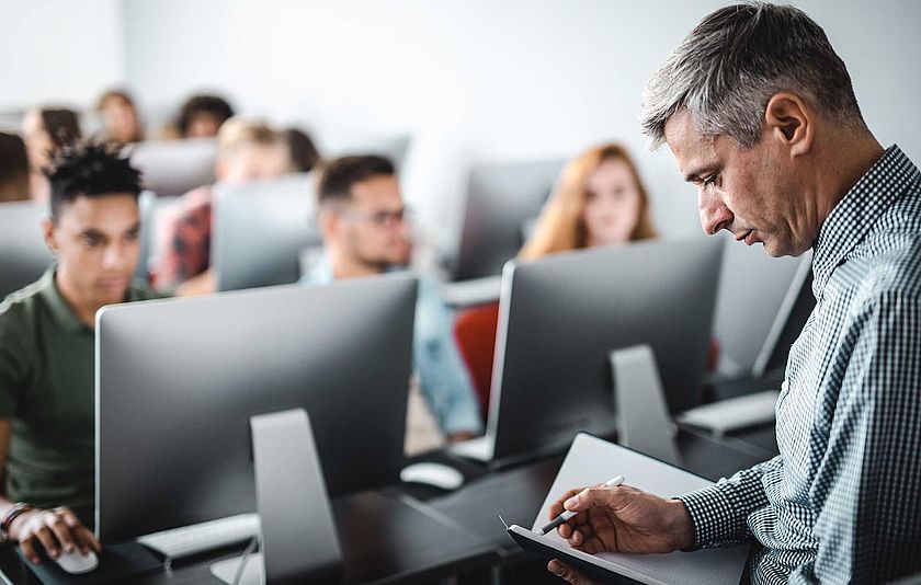 Schulklasse mit Bildschirmen im Klassenzimmer