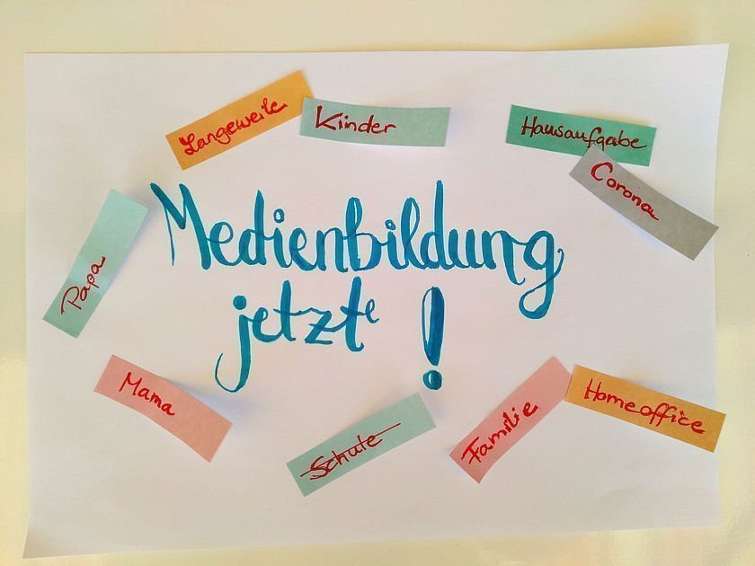 Papierschnipsel symbolisieren Teile, die zur Medienbildung gehören Papierschnipsel symbolisieren Teile, die zur Medienbildung gehören