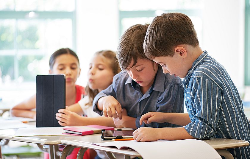 Schulkinder mit Tablets