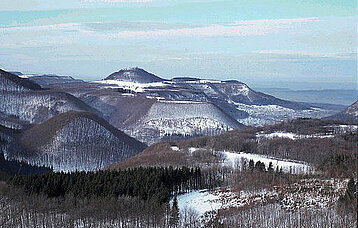 Roßberg mit Albtrauf vom Gielsberg im Winter 1972.