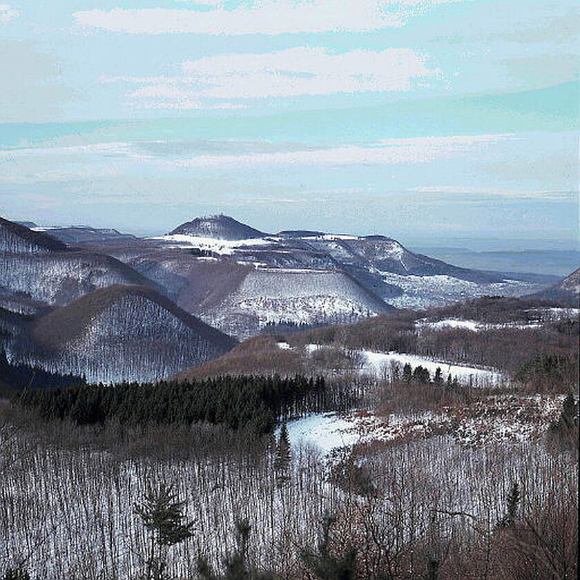 Roßberg mit Albtrauf vom Gielsberg im Winter 1972.