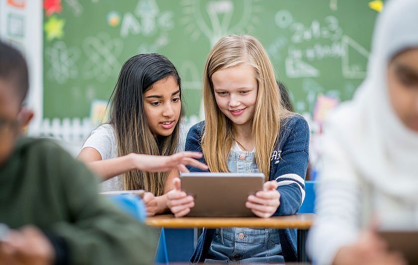 Zwei Mädchen mit Tablet im Unterricht Zwei Mädchen mit Tablet im Unterricht
