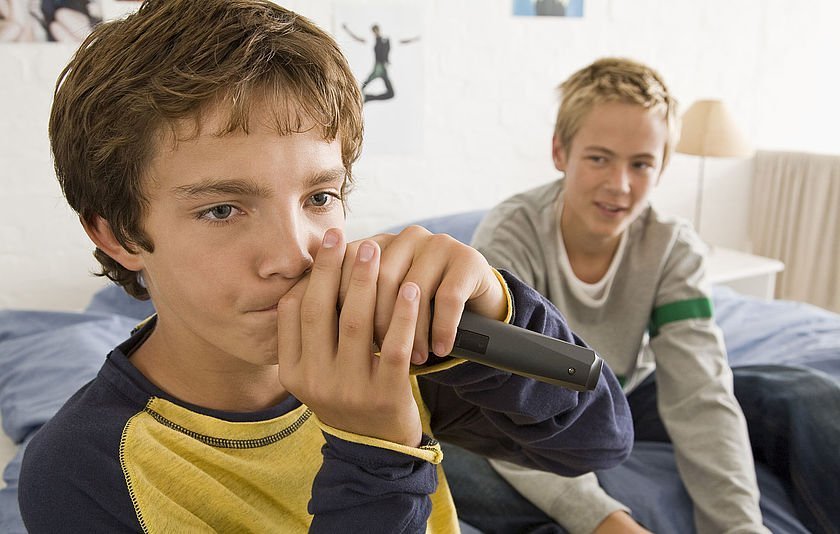 Zwei Teenager mit einem Mikrophon