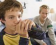Zwei Teenager mit einem Mikrophon