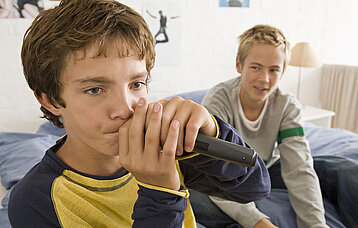 Zwei Teenager mit einem Mikrophon