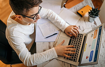 Junge beim Lernen am Laptop