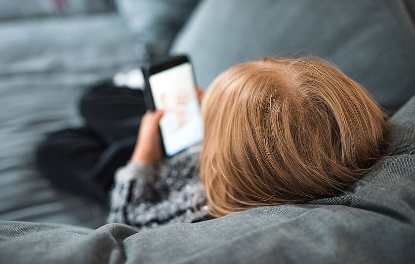 Kind mit Smartphone
