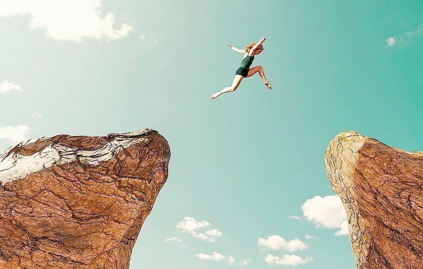 Frau springt zum nächsten Felsen. Frau springt zum nächsten Felsen.