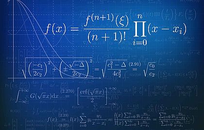 Mathematische Formeln vor blauer Wand