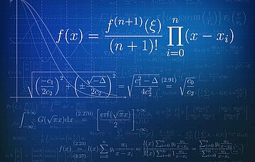 Mathematische Formeln vor blauer Wand