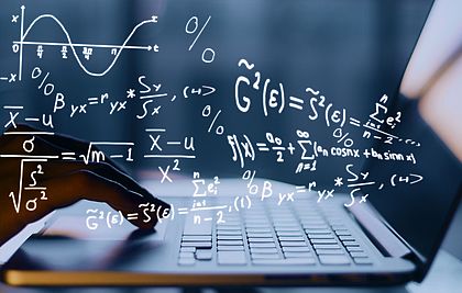 Laptop mit eingeblendeten Mathe-Formeln