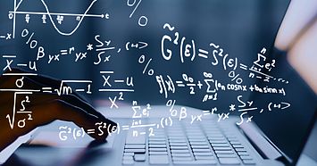 Laptop mit eingeblendeten Mathe-Formeln