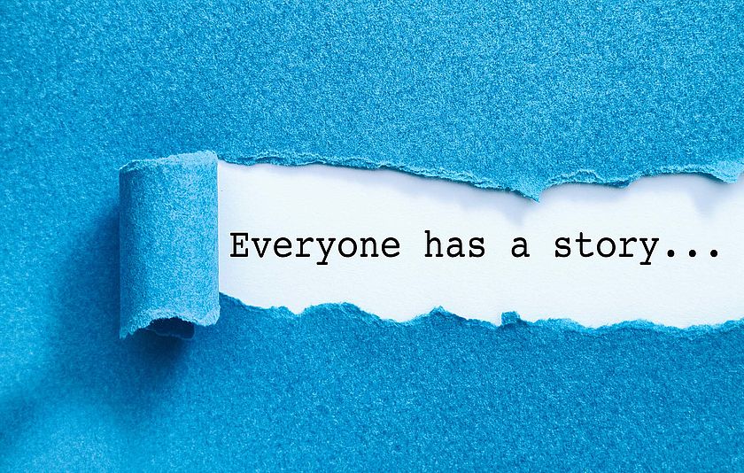 Weggerissener Papierstreifen, unter dem der Schriftzug Everyone has a story.. erscheint