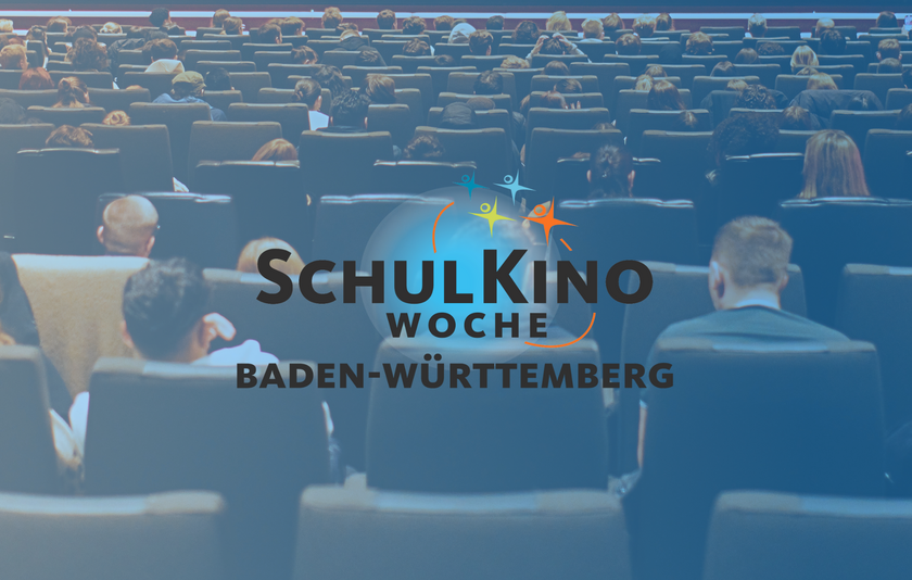 Mit Jugendlichen besetzte Kinoreihen, die von hinten zu sehen sind. Im Vordergrund prangt das Logo der SchulKinoWoche Baden-Württemberg.