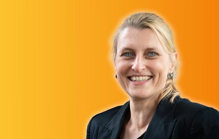 Frau mittleren Alters mit blondem Pferdeschwanz in schwarzem Blazer