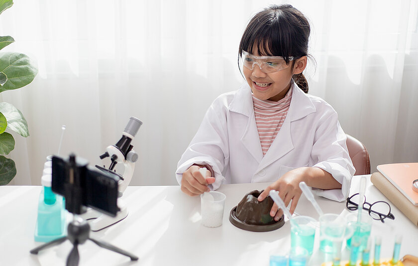 Eine Schülerin filmt ihr Experiment in der Schule im Fach Chemie