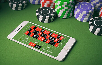 Pokertisch mit Smartphone