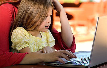 Kind mit Laptop
