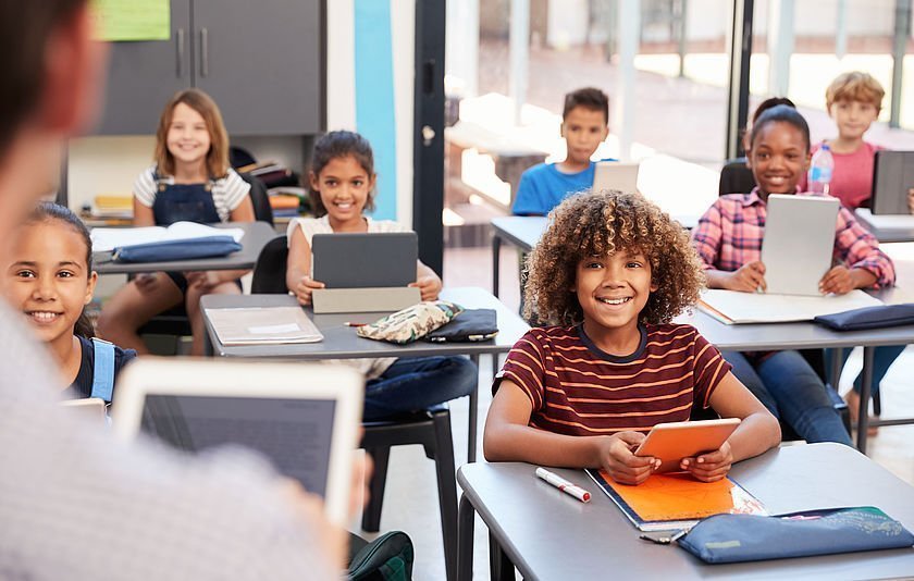 Schüler mit Tablets im Unterricht