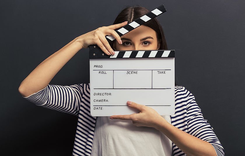 Mädchen mit Filmklappe