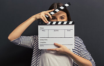 Mädchen mit Filmklappe