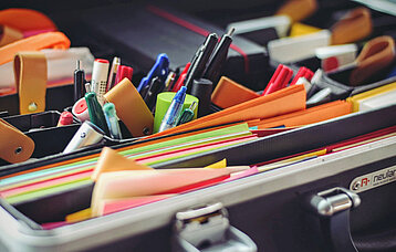 Stifte und Workshoputensilien liegen in einem Koffer bereit