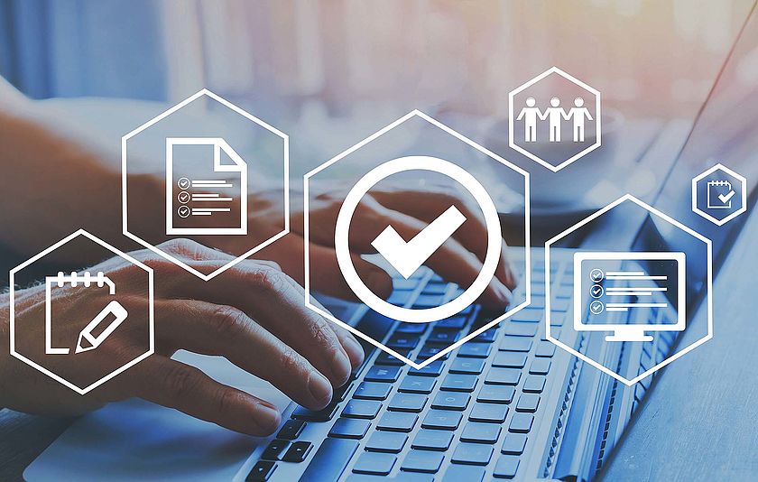 Hände an der Tastatur Hände an der Tastatur