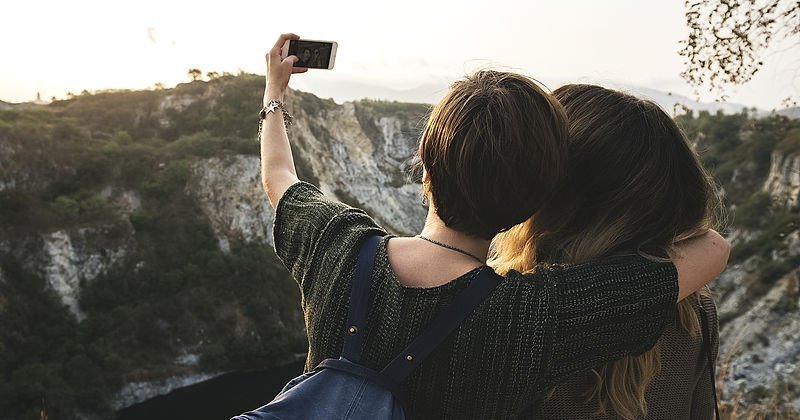 Mädchen machen ein Selfie mit einem Smartphone