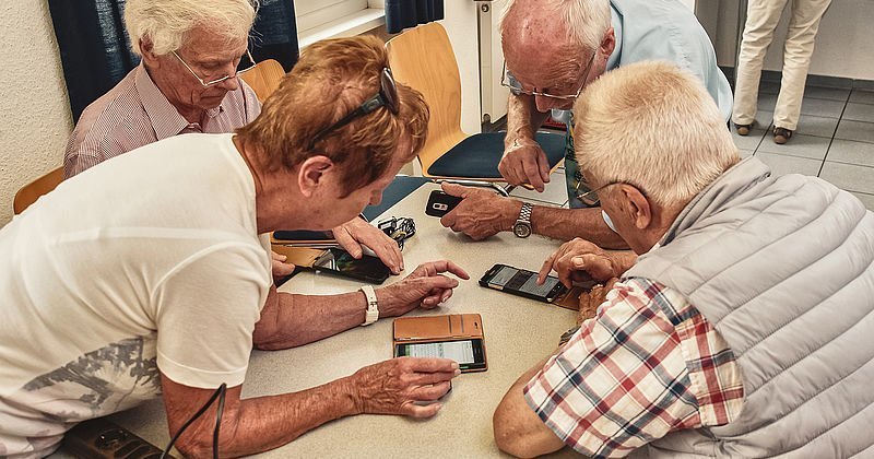 Senioren mit Smartphones