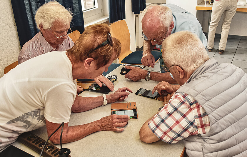 Senioren mit Smartphones