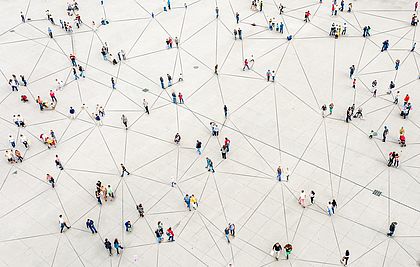 Viele Menschen von oben auf einem Platz, die ein Soziales Netzwerk symbolisieren.