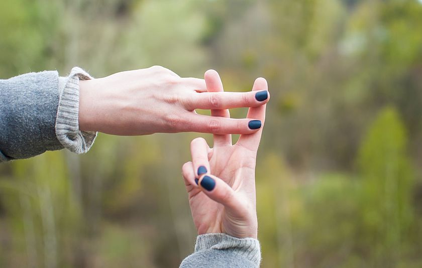 Hände formen einen Hashtag