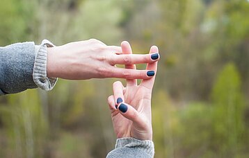 Hände formen einen Hashtag
