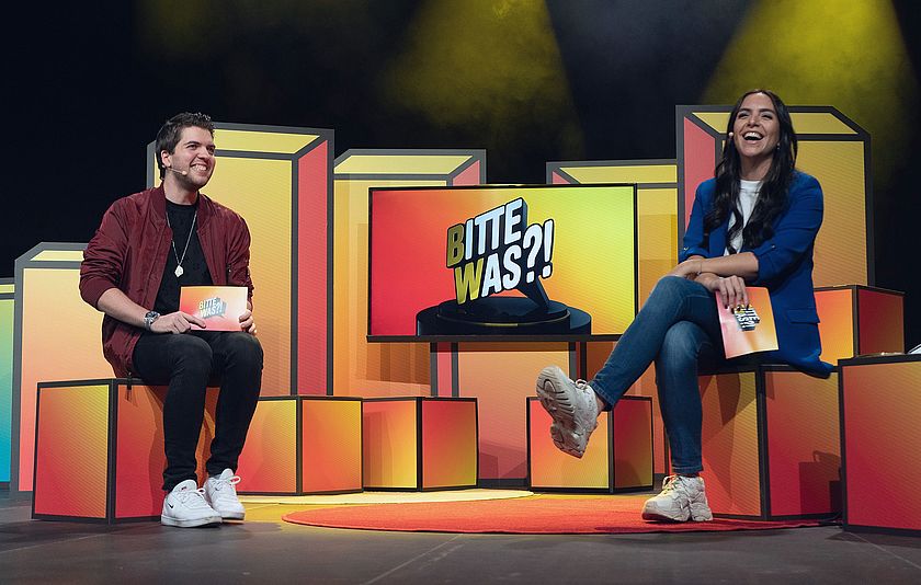 Magier Alexander Straub und Moderatorin Jessica Schöne bei der Preisverleihung von Bitte Was Magier Alexander Straub und Moderatorin Jessica Schöne bei der Preisverleihung von Bitte Was