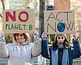 Zwei Aktivistinnen protestieren gegen den Klimawandel und die globale Erwärmung.