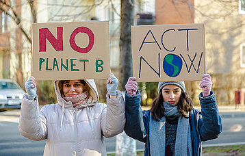 Zwei Aktivistinnen protestieren gegen den Klimawandel und die globale Erwärmung.