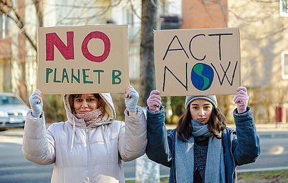 Zwei Aktivistinnen protestieren gegen den Klimawandel und die globale Erwärmung.