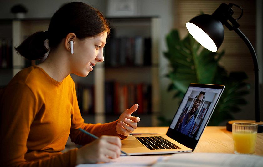 Junge Frau am Laptop Junge Frau am Laptop