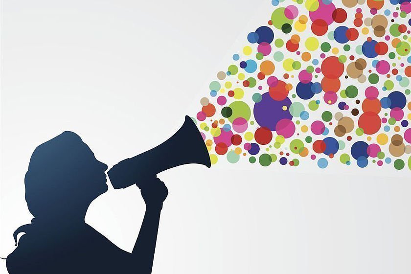 Weibliche Silhouette mit Megafon, aus dem bunte Sprechblasen kommen