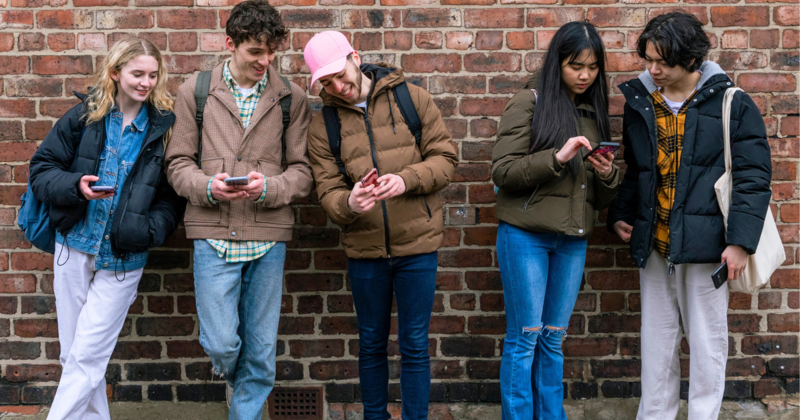 Jugendliche mit Smartphones