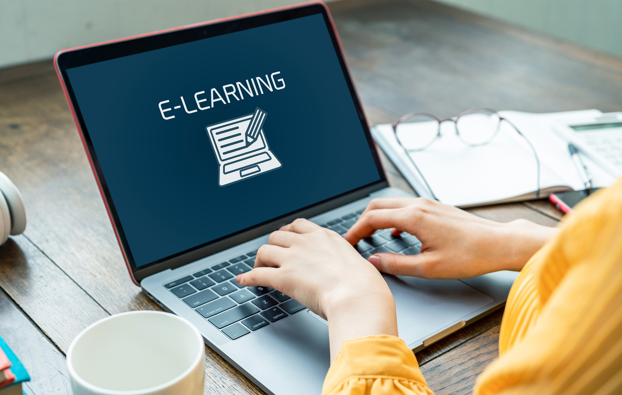 Schriftzug E-Learning auf einem Laptop-Bildschirm